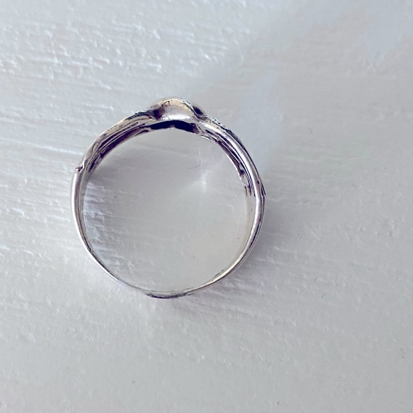 Beautiful Size 6.5 sterling silver Heart Ring. Has 925 hallmark - Picture 2 of 4